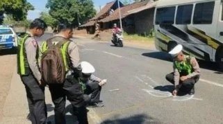 Hendak Nyalip Pickup di Jalur Pantura Situbondo, Pemotor Asal Bondowoso Tewas Tertabrak Truk