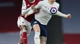 John Stones Bebas Transfer, Arsenal dan Leeds Bersaing