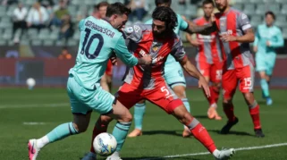 Jonathan Rowe Eksplosif: Testata dan Kartu Merah di Laga Perdana Bologna