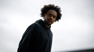 Juventus Tumbalkan Douglas Luiz demi Boyong Joshua Zirkzee dari Manchester United