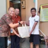 KAI Services Bagikan Bingkisan HUT ke-23 untuk Pekerja dan Warga di Jawa-Sumatra