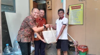 KAI Services Bagikan Bingkisan HUT ke-23 untuk Pekerja dan Warga di Jawa-Sumatra