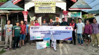 KAI Sumbar Edukasi Keselamatan Perlintasan Rel dan Salurkan Bantuan Sosial Rp72,85 Juta