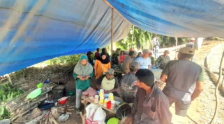 Keakraban Satgas TMMD Kodim 0304Agam Bersama Warga Kian Erat