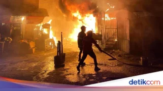 Kebakaran Ruko di Pasar Ciputat Diduga Akibat Korsleting, 8 Mobil Damkar Dikerahkan