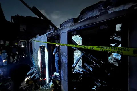 Kebakaran Rumah di Palmerah Jakbar Padam, Bangunan Dipasangi Garis Polisi