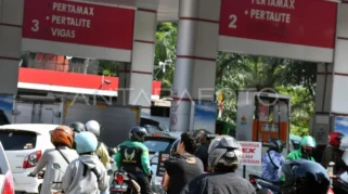 Kenaikan Harga Pertamax Picu Antrean Panjang Pertalite di Sejumlah Daerah