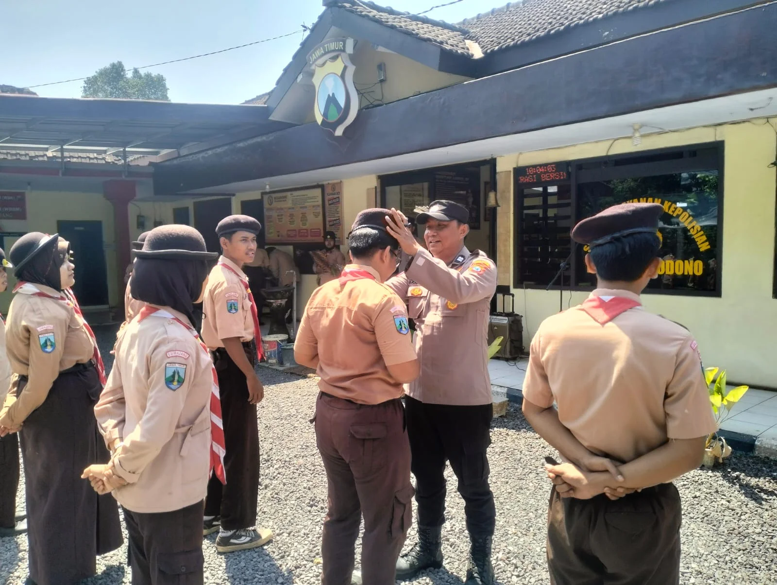 Ketika Luka Tak Menghentikan Pengabdian: Aiptu Susanto Kurniawan, Polisi Lumajang yang Terus Bertugas Meski Cacat Permanen