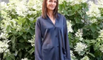 Koleksi Pakaian Katie Holmes di Hamptons Meliputi Kemeja Kancing Transparan dan Rok Berumbai