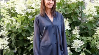 Koleksi Pakaian Katie Holmes di Hamptons Meliputi Kemeja Kancing Transparan dan Rok Berumbai