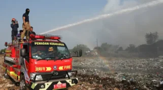 Konten YouTube Warga Sekitar TPA Jatiwaringin Sesak Napas karena Asap Kebakaran