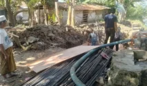 Koramil Burneh dan Warga Gotong Royong Renovasi Jembatan di Bangkalan
