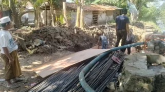 Koramil Burneh dan Warga Gotong Royong Renovasi Jembatan di Bangkalan