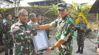 Korps Marinir Beri Penghargaan untuk Prajurit Satgas Pamtas RI-PNG yang Berhasil dalam Operasi Badai Kasuari