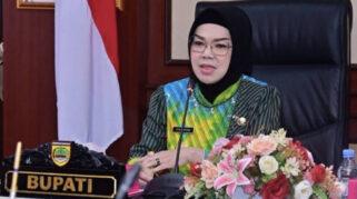 KPK Tahan Bupati Sukoharjo Etik Suryani Akibat Dugaan Pemerasan Anak Buah