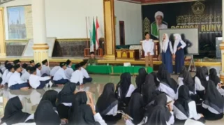 KPU Way Kanan Edukasi Pemilih Pemula di MPLS SMP An-Nashih
