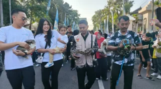 Libur Sekolah, Ratusan Warga Padati Pameran Satwa Eksotis di Alun-alun Lamongan