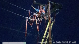Listrik Padam di Selatpanjang Akibat Tiang Listrik Tumbang