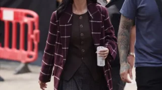 Mabel yang Diperankan Selena Gomez Tetap Setia pada Koleksi Mantel Ikonisnya di Only Murders in the Building