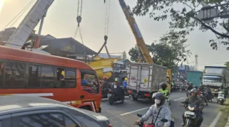 Macet Parah di Tendean Imbas Truk Crane Tabrak JPO, Polisi Lakukan Rekayasa Lalin
