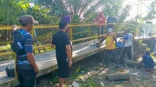 Masyarakat Padang Guci Hilir Gotong Royong Perbaiki Jembatan Gantung dengan Plat Baja