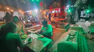 Menikmati Kuliner Malam di Tengah Kuburan Karawang, Warung Ida Nengsih Jadi Sensasi