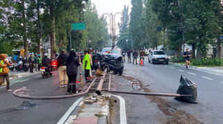 Mobil Tabrak Tiang Lampu di Dago Bandung, Tujuh Penumpang Dievakuasi ke RS