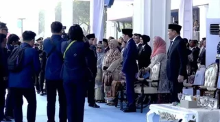 Momen Prabowo Hormat ke Jokowi di Upacara HUT ke-80 Polri Jadi Sorotan