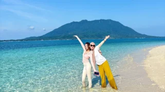 Momen Wisatawan Mengabadikan Keindahan Pulau Senoa di Natuna