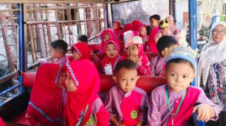 MPLS KB Sabilillah Sampang Hari Keempat: Siswa Diajak Keliling Kota Naik Odong-odong