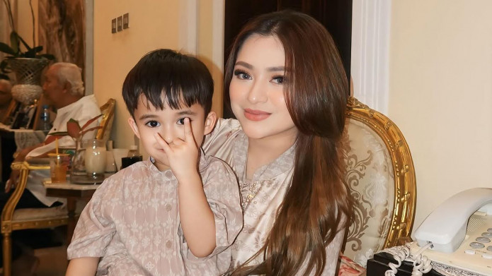 Nathalie Holscher Dikritik usai Tegur Wanita yang Menegur Anaknya Saat Nonton Tari Kecak