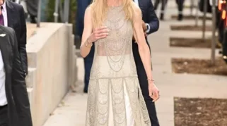 Nicole Kidman Bersinar Bak Lampu Gantung dengan Fendi Terbaru
