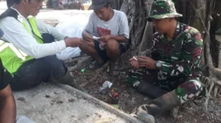 Obrolan Hangat Satgas TMMD dan Warga Desa Cukil Perkuat Kemanunggalan TNI-Rakyat