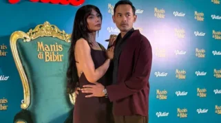 Oka Antara dan Adinia Wirasti Reuni di Serial Manis di Bibir