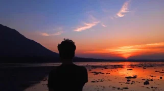 Pemuda Natuna Abadikan Keindahan Sunset di Pantai Air Merah Sepempang