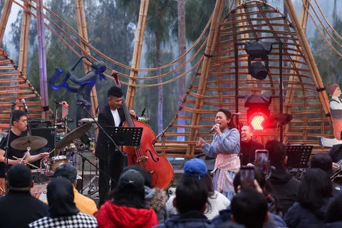 Penampilan Memukau Kevin Yosua Big 6 ft. Nesia Ardi di Jazz Gunung Bromo 2026