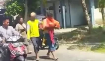 Pencuri 1,5 Kuintal Buah Naga di Banyuwangi Diarak Warga ke Polsek