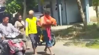 Pencuri 1,5 Kuintal Buah Naga di Banyuwangi Diarak Warga ke Polsek