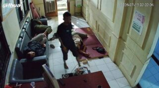 Pencuri Gasak HP Anggota Satpol PP Pandeglang saat Tidur, Terekam CCTV