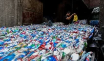 Pendaur Ulang Sampah di Mesir Raup Cuan saat Krisis Plastik Imbas Perang Iran-AS