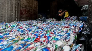 Pendaur Ulang Sampah di Mesir Raup Cuan saat Krisis Plastik Imbas Perang Iran-AS