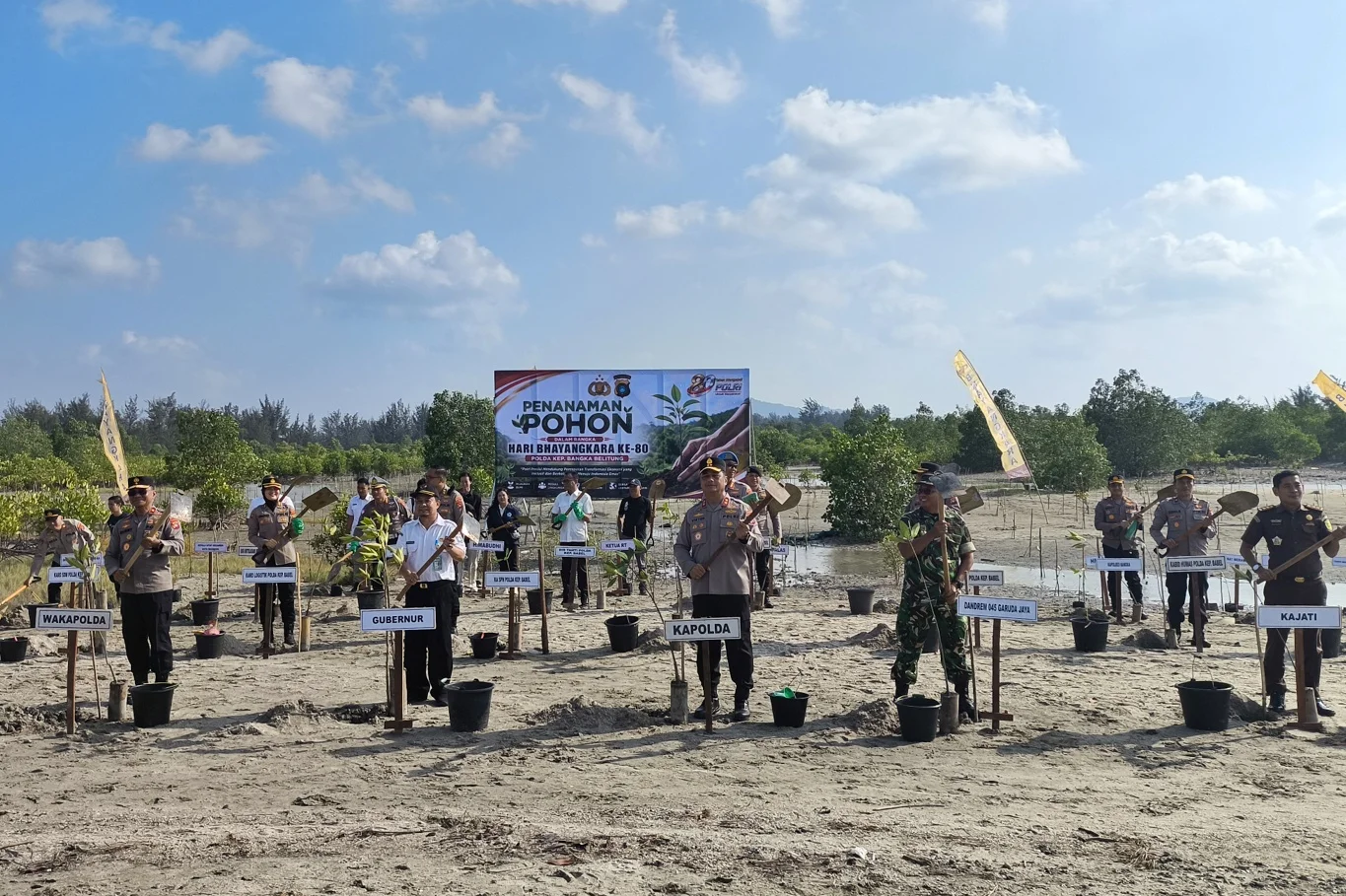 Peringati Hari Bhayangkara ke-80, Polda Babel Tanam 6.000 Pohon di Pesisir Tanjung Ratu
