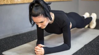 Plank 30 Detik Efektif Turunkan Berat Badan? Ini Faktanya