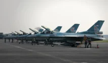 PM India Narendra Modi Disambut Meriah dengan Pengawalan Jet Tempur TNI AU di Jakarta