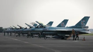 PM India Narendra Modi Disambut Meriah dengan Pengawalan Jet Tempur TNI AU di Jakarta