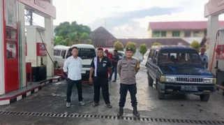 Polres Padangsidimpuan Kawal Antrean BBM di SPBU Serma Lian Kosong