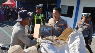 Polres Situbondo Bagikan Ratusan Nasi Bungkus dan Sembako dalam Rangka Hari Bhayangkara ke-80
