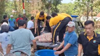 Polsek Torjun Salurkan 10 Sak Semen untuk Perbaikan Jalan Poros Desa Kara