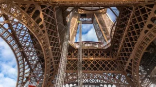 Pria Panjat Menara Eiffel dan Kibarkan Bendera AS, Berujung Ditangkap Polisi