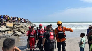 Remaja 14 Tahun Hilang Terseret Ombak di Pantai Muaro Putuih Agam